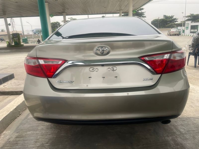 Thumbnail 3 of 2016 Toyota Camry XLE